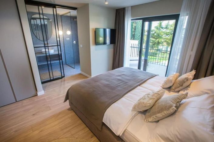 Image No.14-9 Bed Property for sale