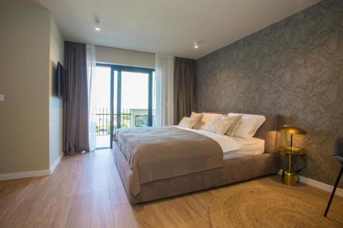 Image No.18-9 Bed Property for sale