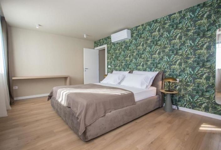 Image No.20-9 Bed Property for sale