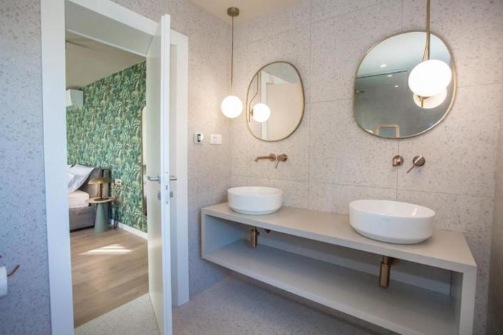 Image No.21-9 Bed Property for sale