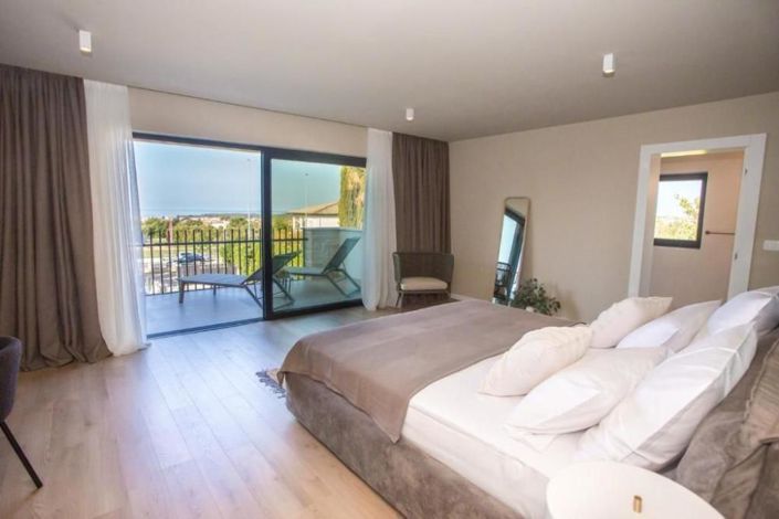 Image No.25-9 Bed Property for sale