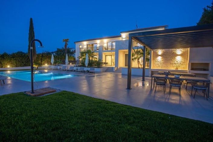 Image No.4-9 Bed Property for sale