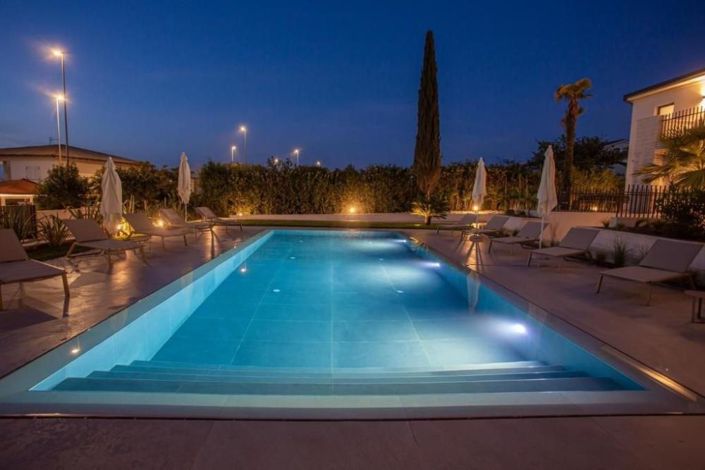 Image No.5-9 Bed Property for sale