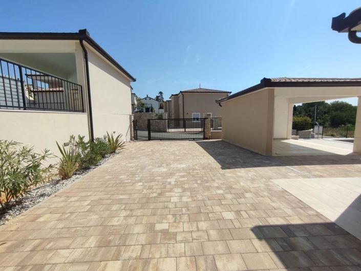 Image No.2-4 Bed Property for sale