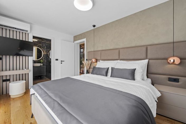 Image No.18-4 Bed Property for sale