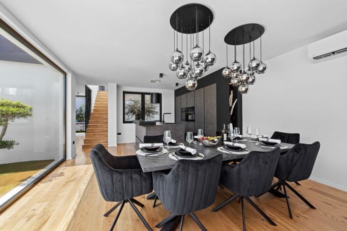 Image No.8-4 Bed Property for sale