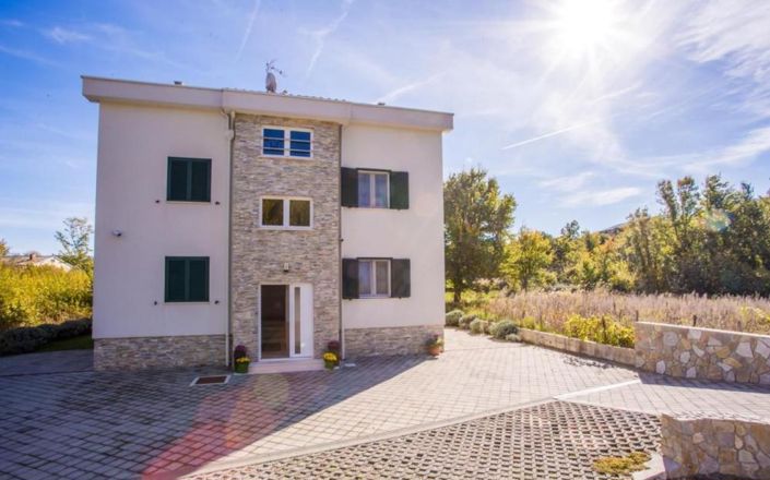 Image No.1-Propriété de 10 chambres à vendre à Baška