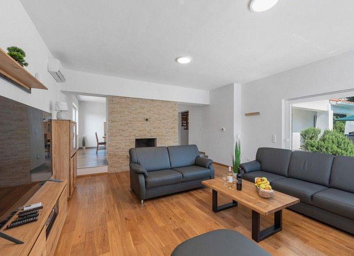 Image No.10-5 Bed Property for sale