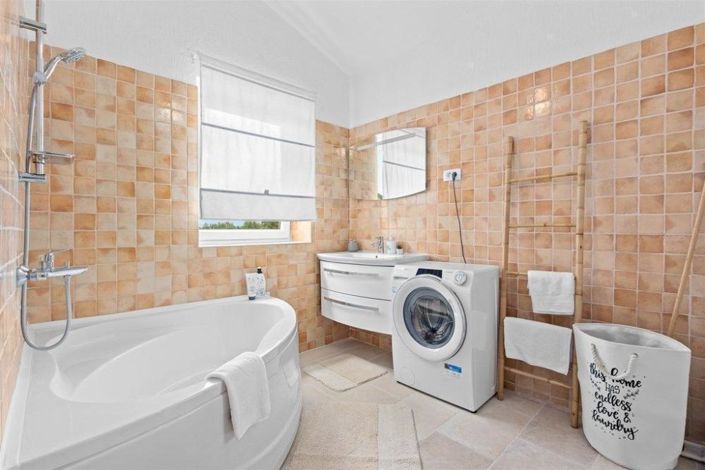 Image No.12-4 Bed Property for sale