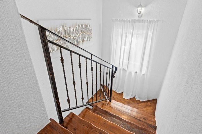 Image No.14-4 Bed Property for sale