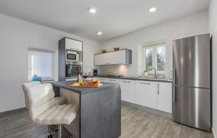 Image No.12-3 Bed Property for sale