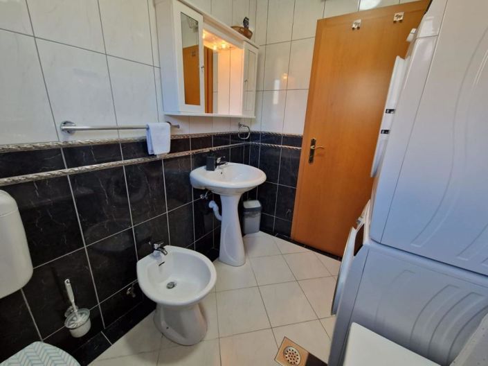 Image No.17-5 Bed Property for sale