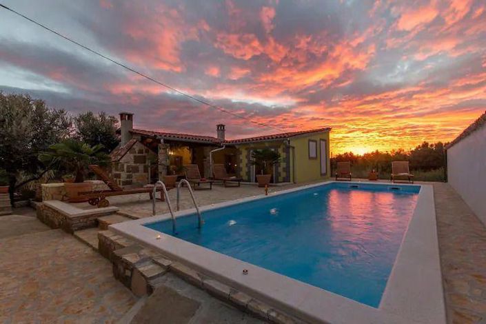 Image No.2-5 Bed Property for sale