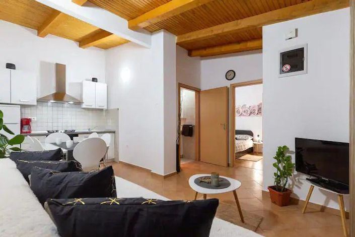 Image No.24-5 Bed Property for sale