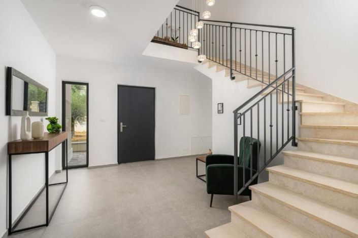 Image No.19-4 Bed Property for sale