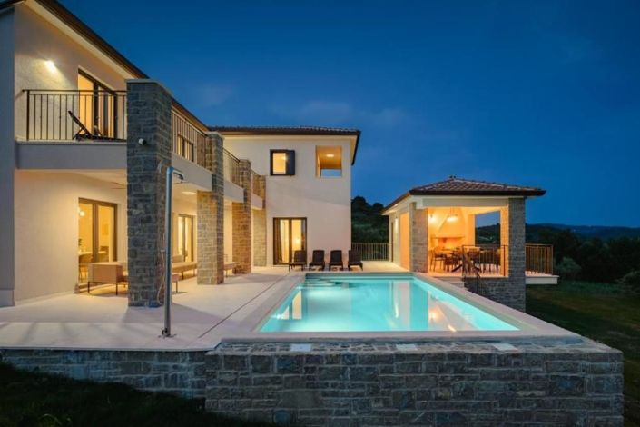 Image No.2-4 Bed Property for sale