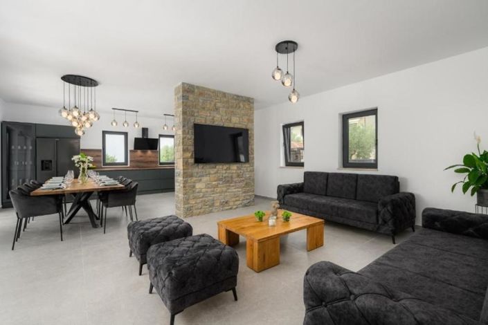 Image No.20-4 Bed Property for sale