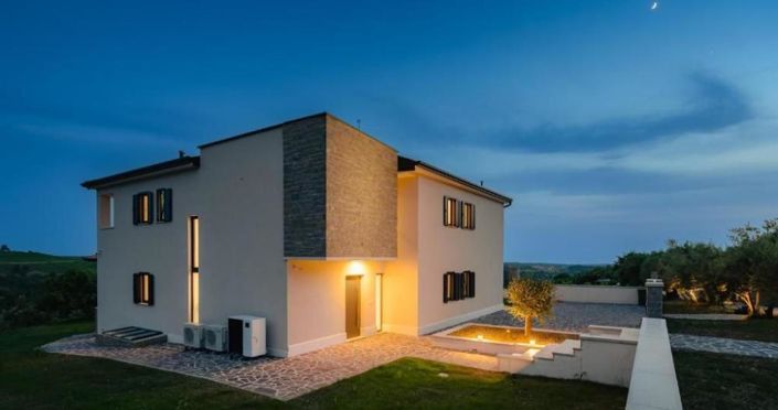 Image No.8-4 Bed Property for sale