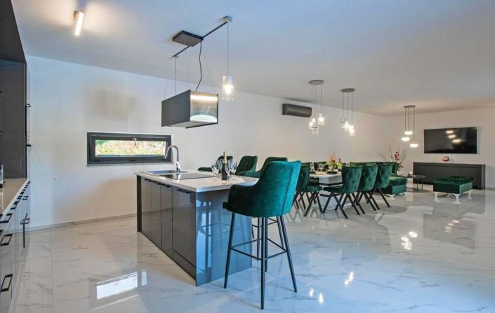 Image No.8-3 Bed Property for sale