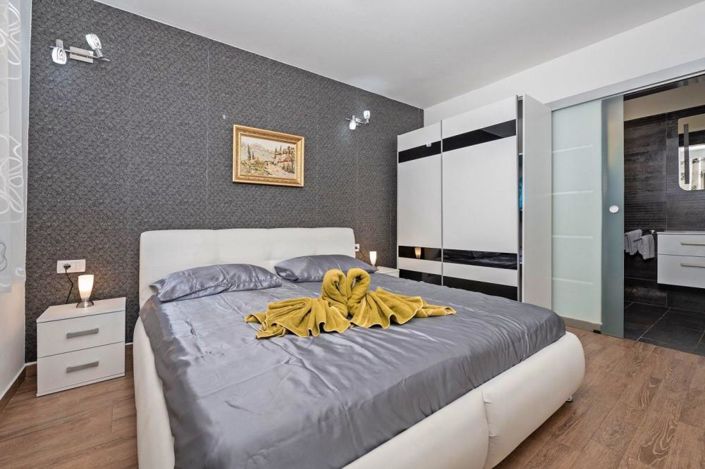 Image No.17-4 Bed Property for sale