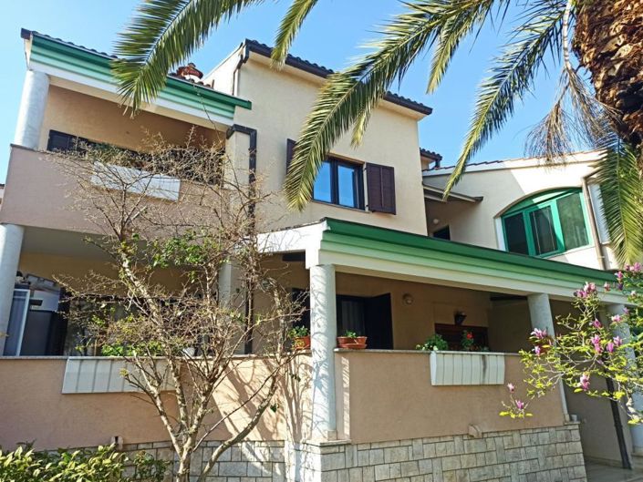 Image No.1-8 Bed Property for sale