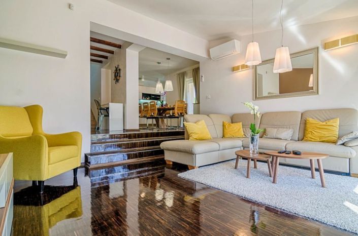 Image No.8-4 Bed Property for sale