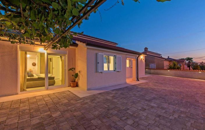 Image No.8-3 Bed Property for sale