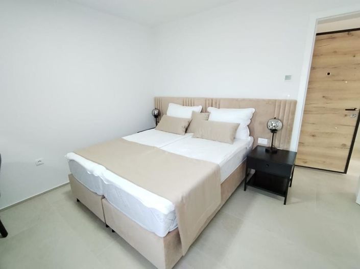 Image No.10-18 Bed Property for sale