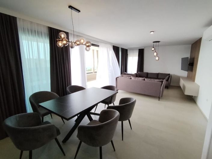 Image No.2-18 Bed Property for sale