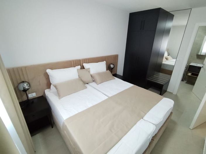 Image No.8-18 Bed Property for sale