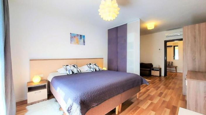 Image No.20-7 Bed Property for sale