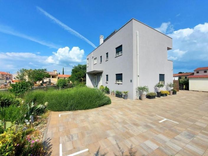 Image No.8-7 Bed Property for sale