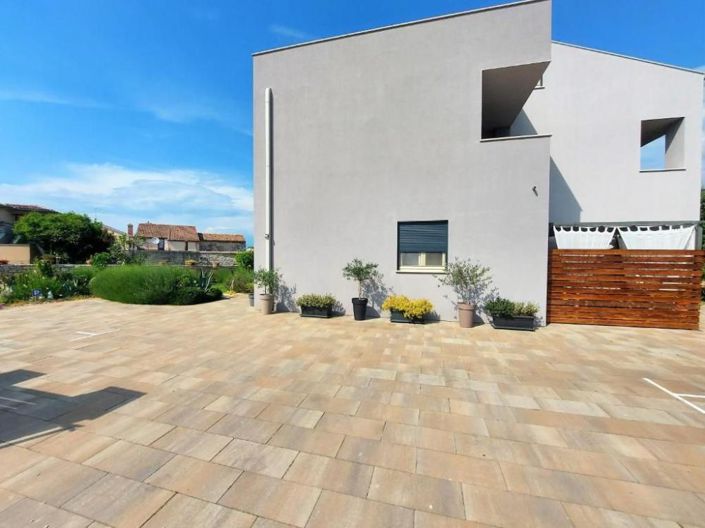 Image No.8-7 Bed Property for sale