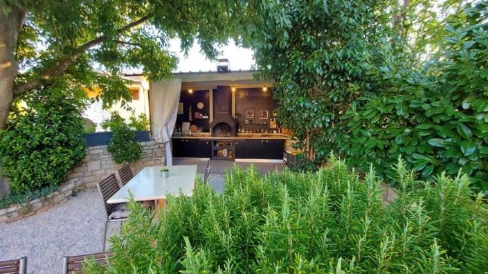 Image No.11-7 Bed Property for sale