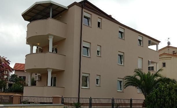 Image No.5-9 Bed Property for sale