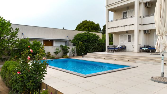 Image No.2-9 Bed Property for sale