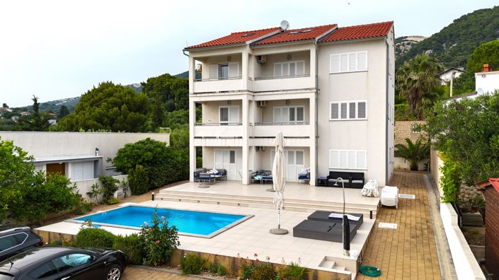 Image No.3-9 Bed Property for sale