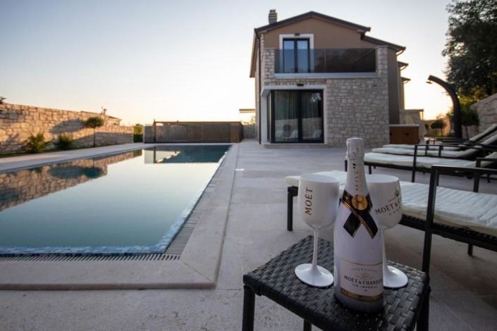 Image No.12-4 Bed Property for sale