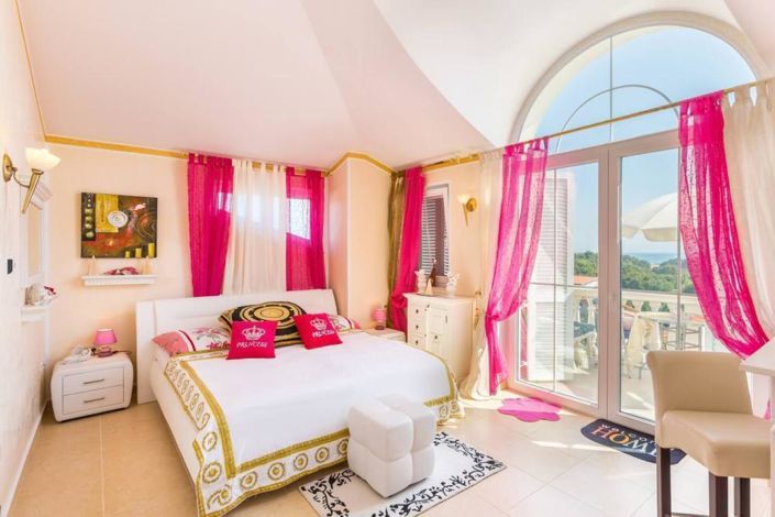 Image No.15-4 Bed Property for sale