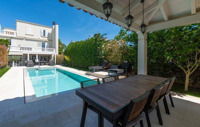 Image No.1-6 Bed Property for sale