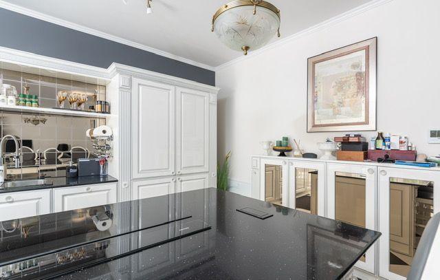 Image No.12-6 Bed Property for sale