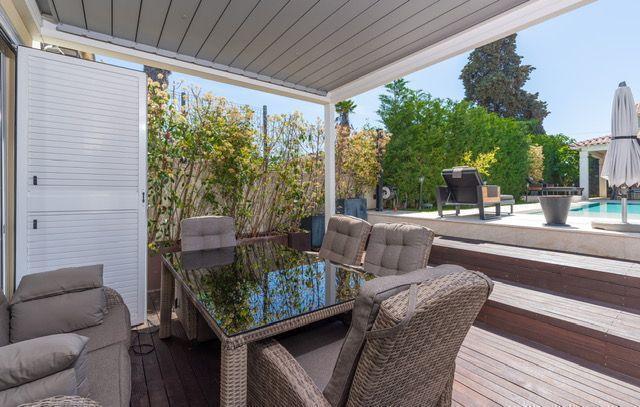 Image No.18-6 Bed Property for sale