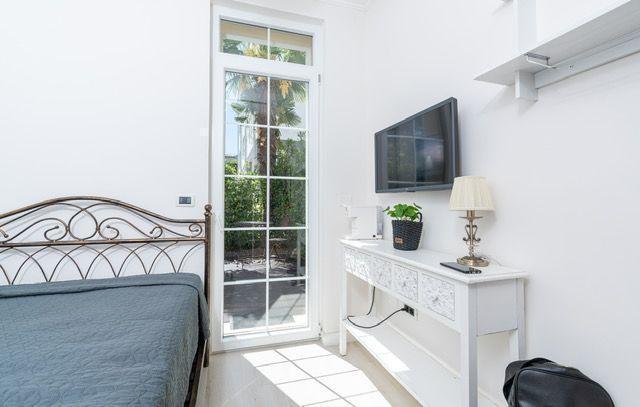 Image No.23-6 Bed Property for sale