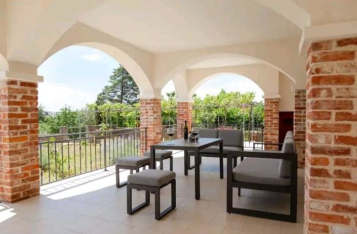 Image No.1-6 Bed Property for sale