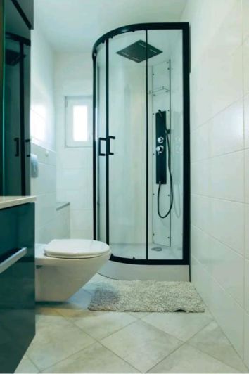 Image No.16-6 Bed Property for sale