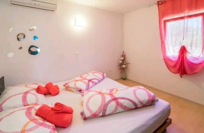 Image No.19-6 Bed Property for sale