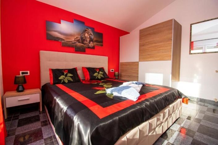 Image No.11-5 Bed Property for sale