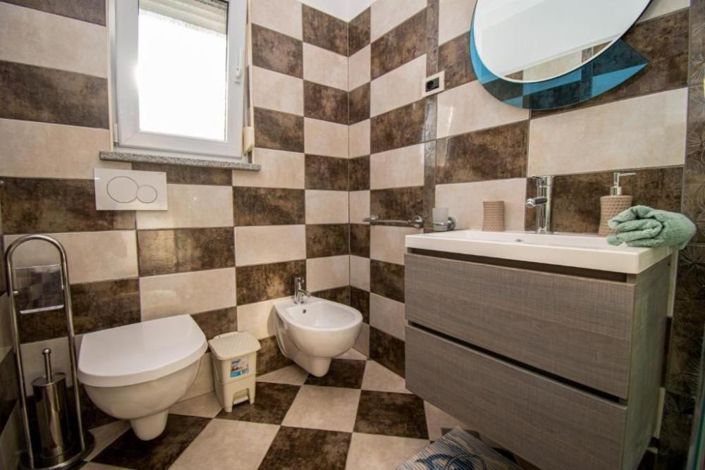 Image No.12-5 Bed Property for sale