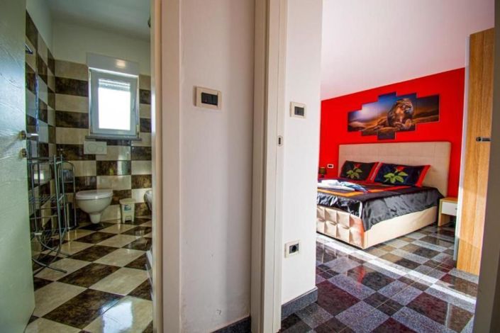 Image No.15-5 Bed Property for sale