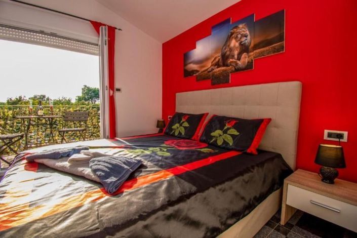 Image No.17-5 Bed Property for sale